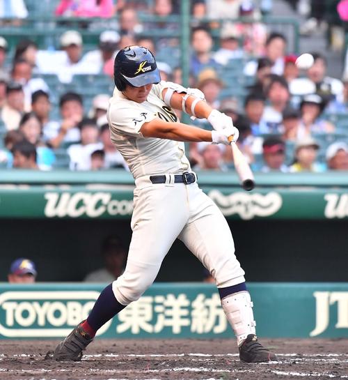 海星対八戸学院光星　1回裏八戸学院光星2死、右越えソロを放つ近藤遼一（撮影・上田博志）