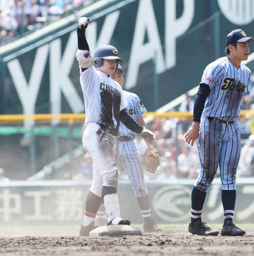 中京学院大中京対東海大相模　7回表中京学院大中京1死一、二塁、小田康一郎は勝ち越しの左越え適時二塁打を放つ（撮影・奥田泰也）