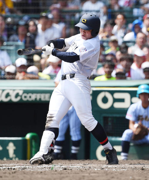 中京学院大中京対東海大相模　7回表中京学院大中京1死一、二塁、小田康一郎は勝ち越しの左越え適時二塁打を放つ（撮影・奥田泰也）