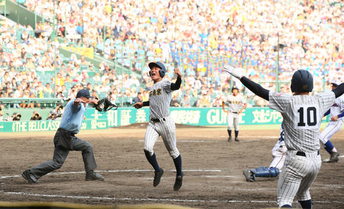 宇部鴻城対明石商　10回裏明石商1死満塁、河野のスクイズでサヨナラのホームを踏みガッツポーズする三塁走者安藤（中央）（撮影・足立雅史）