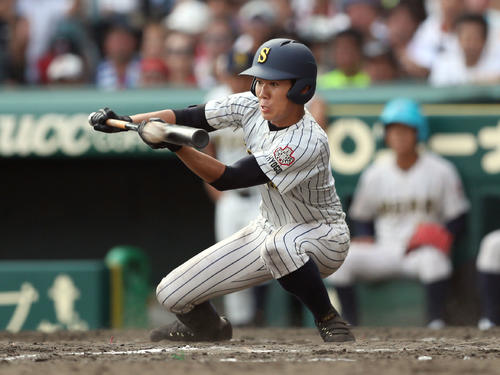 宇部鴻城対明石商　10回裏明石商1死満塁、サヨナラスクイズを決める明石商・河野（撮影・狩俣裕三）