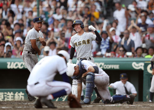 宇部鴻城対明石商　10回裏明石商1死満塁、明石商・河野がサヨナラスクイズに喜ぶナイン。宇部鴻城の選手はうなだれる（撮影・狩俣裕三）