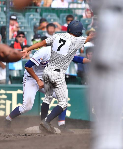 宇部鴻城対明石商　8回裏明石商1死二塁、三盗を決める明石商・窪田康太（撮影・上田博志）