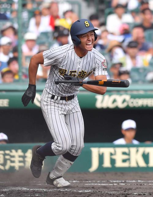 宇部鴻城対明石商　8回裏明石商1死三塁、同点となる一ゴロを放つ清水良（撮影・上田博志）