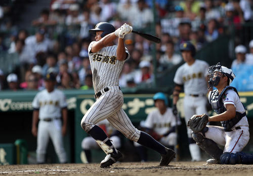 宇部鴻城対明石商　5回裏明石商2死、ソロ本塁打を放つ明石商・重宮（撮影・狩俣裕三）