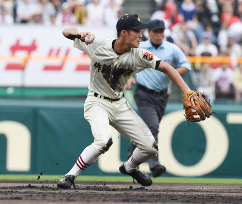 1回裏岡山学芸館無死、好田凌のゴロを好捕する石井巧（撮影・奥田泰也）＝