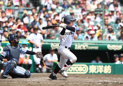 中京学院大中京対東海大相模　7回表中京学院大中京1死一、二塁、勝ち越しの右前適時打を放つ小田（撮影・足立雅史）