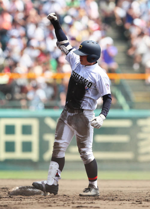中京学院大中京対東海大相模　7回表中京学院大中京1死一、二塁、勝ち越しの右前適時打を放ちガッツポーズする小田（撮影・足立雅史）