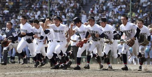東海大相模を破り準々決勝進出を決め、駆けだす中京学院大中京ナイン（共同）