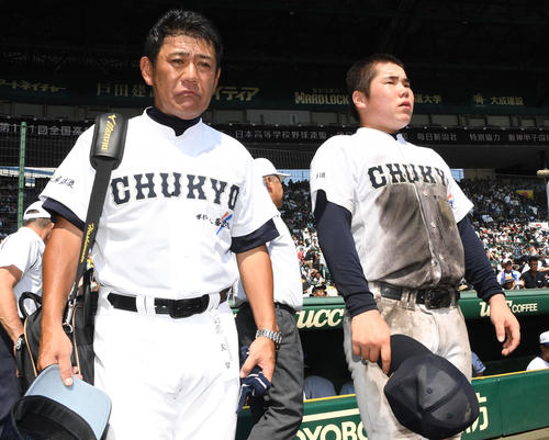ベンチ前に整列する中京学院大中京・橋哲也監督と小田康一郎（撮影・奥田泰也）