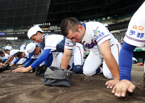 宇部鴻城対明石商　サヨナラ負けし、グラウンドの土を集める宇部鴻城の選手たち（撮影・狩俣裕三）