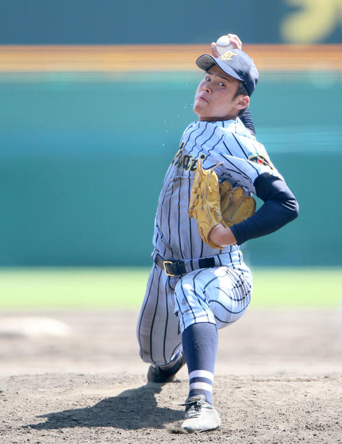 9回表に登板する東海大相模の遠藤成（撮影・上山淳一）