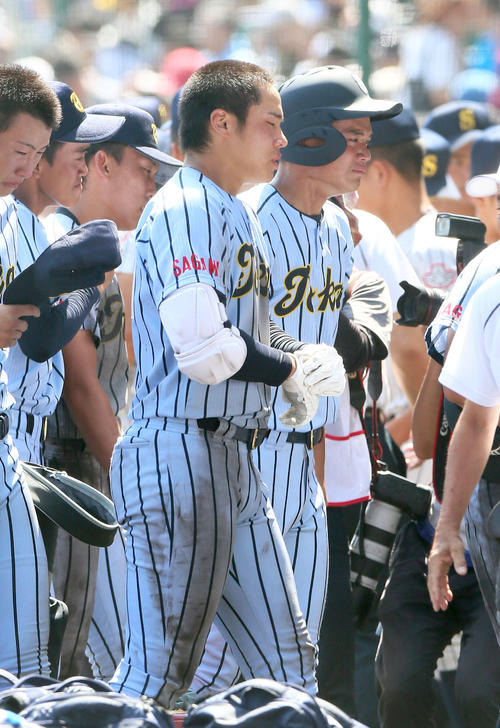 東海大相模の遠藤成（手前）は中京学院大中京に敗れ引きあげる（撮影・上山淳一）