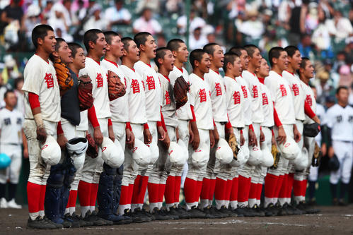 校歌を歌う智弁和歌山ナイン（2019年8月13日）