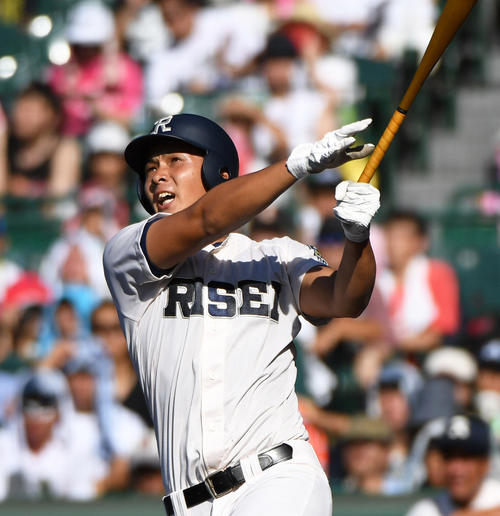 1回戦の霞ケ浦戦で左越え本塁打を放つ井上広大（2019年8月6日撮影）
