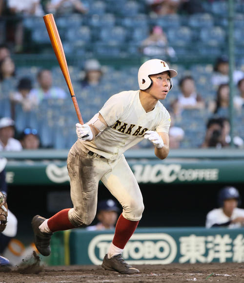 石見智翠館対高岡商　10回表高岡商2死二、三塁、森田朝陽は右越えに勝ち越し2点適時三塁打を放つ（2019年8月6日撮影）