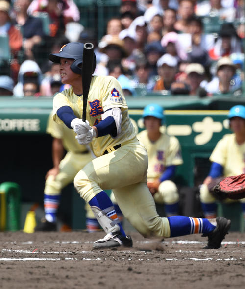 智弁和歌山対星稜　4回裏星稜1死二、三塁、山瀬慎之助は左犠飛を放つ（撮影・奥田泰也）