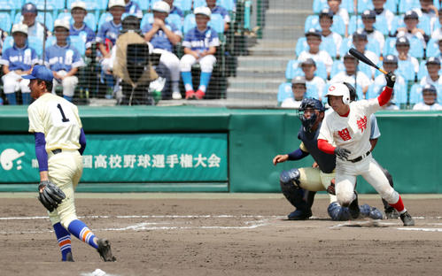 智弁和歌山対星稜　6回表智弁和歌山2死一、二塁、同点となる右前適時打を放つ西川（撮影・前田充）