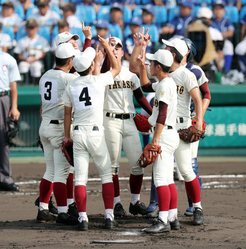 高岡商対履正社　2回裏履正社2死一、三塁、ピンチを迎えマウンドに集まる高岡商ナイン（撮影・前田充）