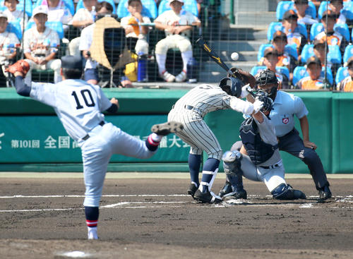 敦賀気比対仙台育英　1回表敦賀気比2死、杉田は頭部死球を受ける。担架で運ばれ交代（撮影・上山淳一）