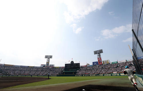 履正社対高岡商　第1試合から満員の甲子園球場（撮影・狩俣裕三）