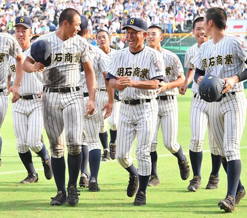 宇部鴻城対明石商　ナインから勝利球をもらい笑顔を見せる明石商・狭間善徳監督（中央）（撮影・上田博志）