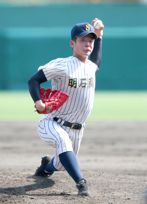 宇部鴻城対明石商　明石商先発の杉戸（撮影・上山淳一）