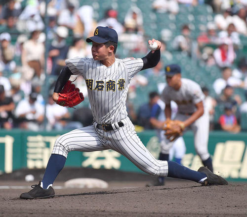 宇部鴻城対明石商　明石商先発杉戸理斗（撮影・上田博志）