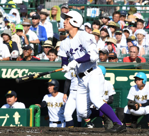 日本文理対関東第一　3回裏関東第一1死、平泉は中越えソロ本塁打を放つ（2019年8月10日撮影）