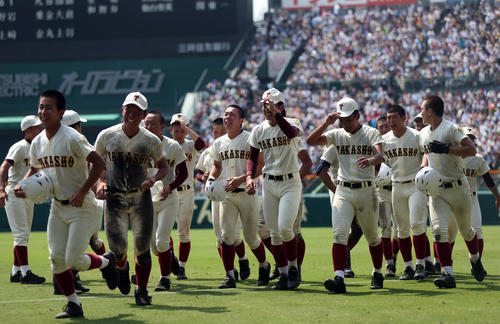 履正社対高岡商　試合後、応援席にあいさつした後、引き揚げる高岡商の選手たち（撮影・狩俣裕三）