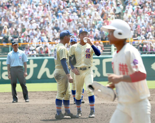 智弁和歌山対星稜　11回表、奥川恭伸（右から2人目）は右足を気にしながら水分補給する（撮影・上山淳一）