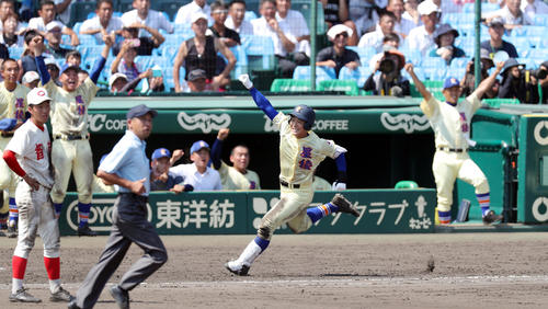 智弁和歌山対星稜　14回裏星稜1死一、二塁、左越えにサヨナラ3点本塁打を放ち、ガッツポーズする福本（撮影・前田充）
