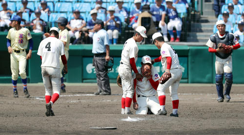 智弁和歌山対星稜　14回裏星稜1死一、二塁、福本陽生にサヨナラ3点本塁打を浴び、膝から崩れ落ち涙を流す智弁和歌山・池田（右から3人目）（撮影・前田充）
