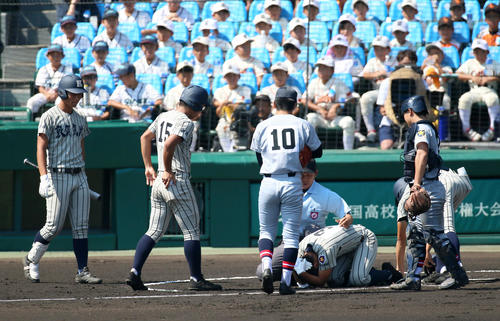 敦賀気比対仙台育英　1回表敦賀気比2死、杉田は死球をうけうずくまる（撮影・上山淳一）