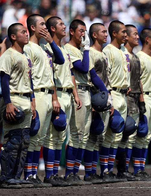 智弁和歌山対星稜　タイブレークの延長14回でサヨナラ勝ちし、校歌斉唱で1人号泣する星稜・奥川（中央）（撮影・狩俣裕三）