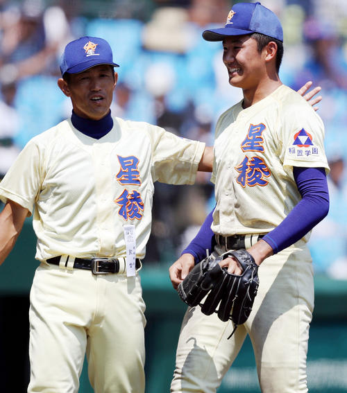 智弁和歌山対星稜　13回表を終え、星稜・林監督（左）に迎えられる奥川（撮影・狩俣裕三）