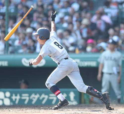 敦賀気比対仙台育英　6回裏仙台育英2死一、三塁、右前に勝ち越し適時打を放つ水岡（撮影・宇治久裕）