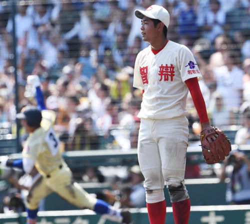 智弁和歌山対星稜　14回裏星稜1死一、二塁、福本陽生（左）に左越え3点本塁打を浴びる池田陽佑（撮影・奥田泰也）