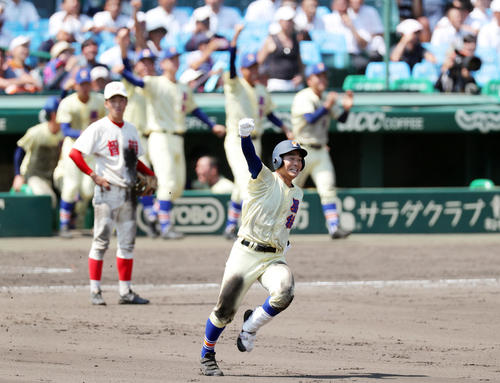 智弁和歌山対星稜　14回裏星稜1死一、二塁、左越えにサヨナラ3点本塁打を放ち、ガッツポーズする福本（撮影・前田充）