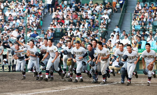 逆転勝利でベスト8進出を決めた仙台育英ナインは歓喜のダッシュ（撮影・宇治久裕）