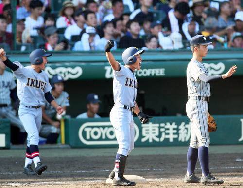 6回裏仙台育英2死一、三塁、水岡（中央）は勝ち越しの右前適時打を放ち一塁上で雄たけびを上げる（撮影・上山淳一）