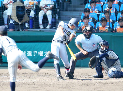 5回裏仙台育英2死、水岡は中に三塁打を放つ（撮影・上山淳一）