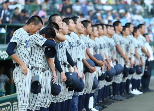 敦賀気比対仙台育英　仙台育英に敗れた敦賀気比ナインはベンチ前で肩を落とす（撮影・梅根麻紀）