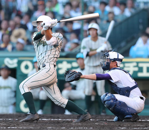 鶴岡東対関東第一　3回表鶴岡東1死一塁、左越えに2点本塁打を放つ竹花（撮影・宇治久裕）