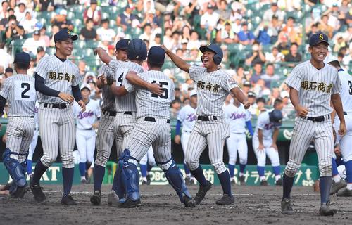 16日　宇部鴻城対明石商　10回裏明石商1死満塁、サヨナラ勝利し歓喜する明石商ナイン（撮影・上田博志）
