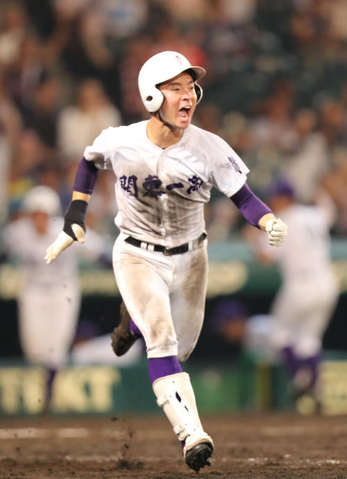 鶴岡東対関東第一　延長11回裏関東第一2死一、三塁、平川嶺はサヨナラとなる右前適時打を放つ（撮影・梅根麻紀）