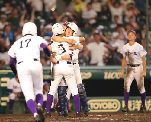 鶴岡東対関東第一　延長11回裏関東第一2死一、三塁、平川嶺のサヨナラ右前適時打で生還した渋谷（中央手前＜6＞）と抱き合うナイン（撮影・梅根麻紀）