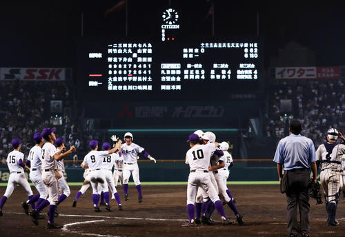 鶴岡東対関東第一　11回裏関東第一2死一、三塁、平川の適時打でサヨナラ勝ちし、抱き合って喜ぶ関東第一ナイン（撮影・前田充）