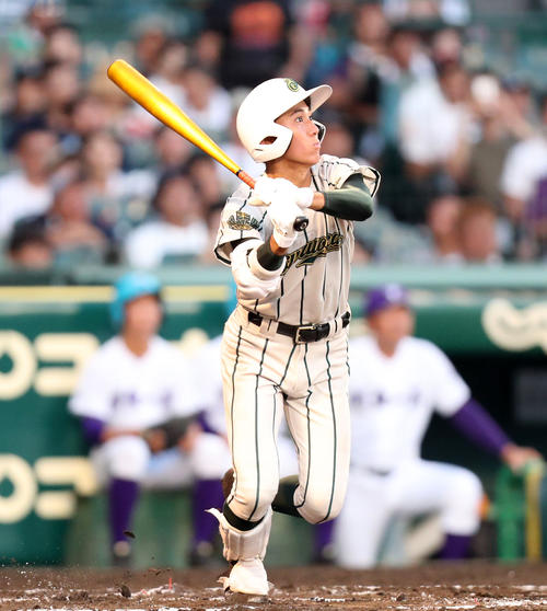 6回表鶴岡東1死一、二塁、山路将太郎は右越えに適時二塁打を放つ（撮影・梅根麻紀）