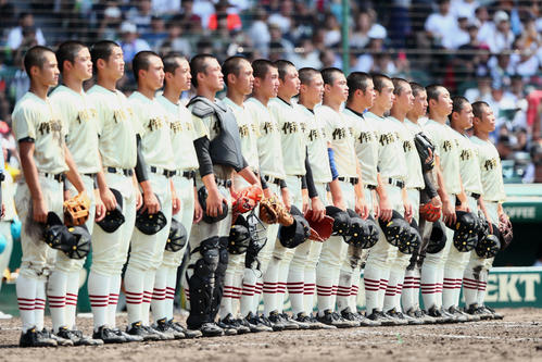 16日　作新学院対岡山学芸館　岡山学芸館に勝利し校歌を歌う作新学院ナイン